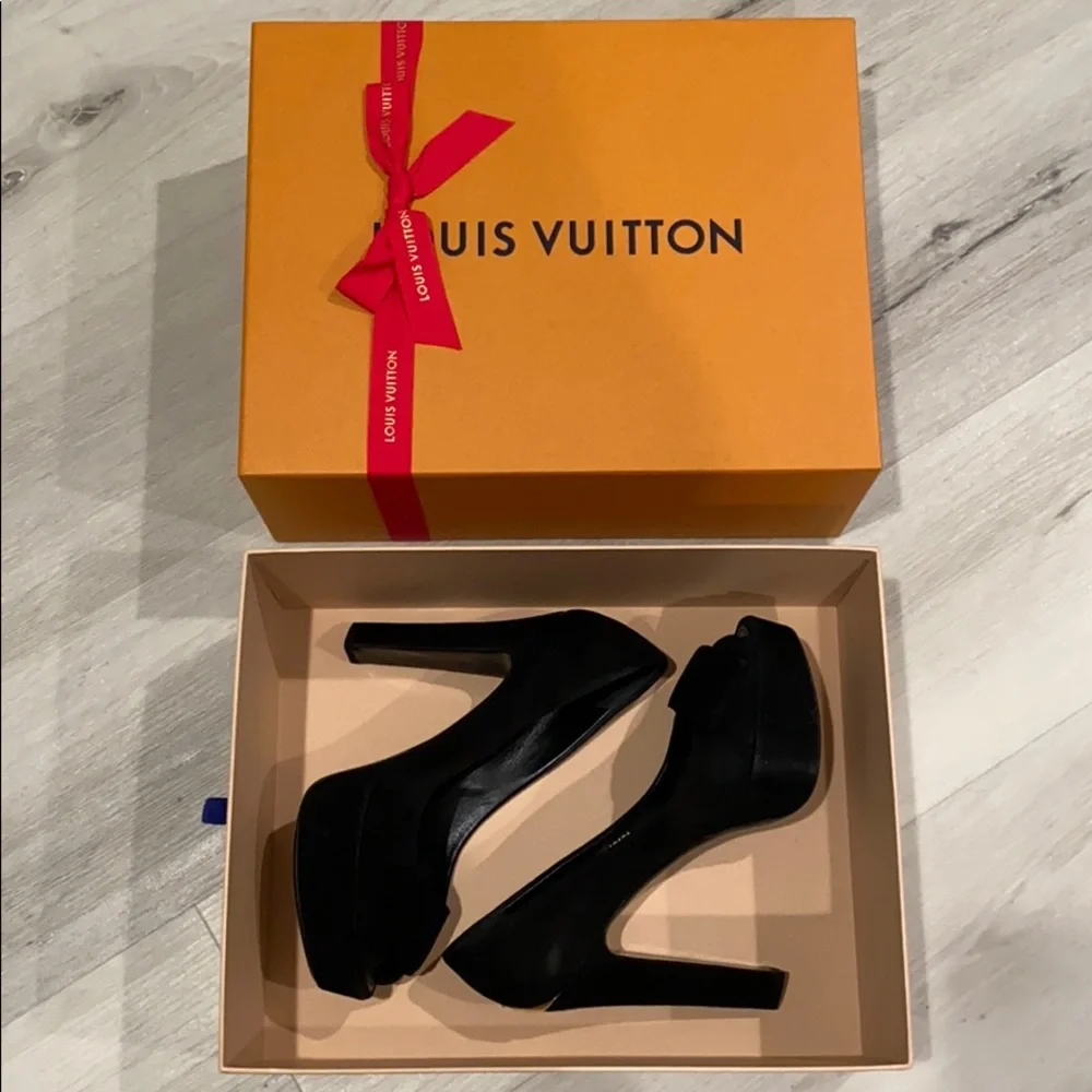 Louis Vuitton Black Suede Heels with Bow - 38.5 - Picture 3 of 5